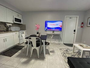 Dining - This apartment is a 1 bedroom(s), 1 bathrooms, located in Fort Lauderdale, FL. (Fort Lauderdale)
