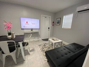 Interior - This apartment is a 1 bedroom(s), 1 bathrooms, located in Fort Lauderdale, FL. (Fort Lauderdale)
