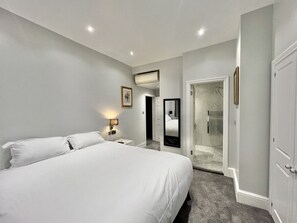 2 Schlafzimmer, Schreibtisch, Bügeleisen/Bügelbrett, Reisekinderbett