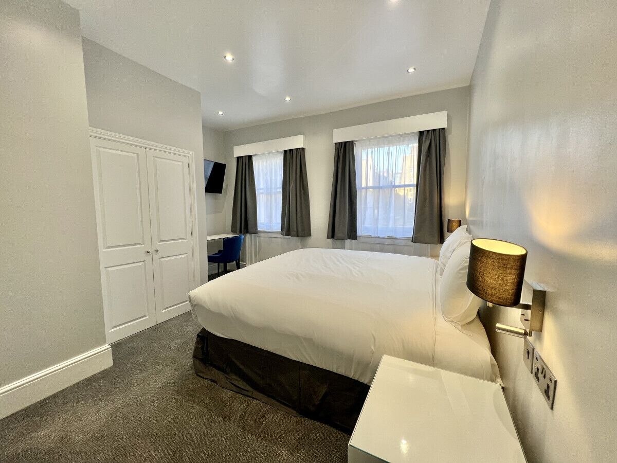 2 Schlafzimmer, Schreibtisch, Bügeleisen/Bügelbrett, Reisekinderbett