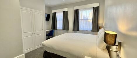 2 chambres, bureau, fer et planche à repasser, lit parapluie