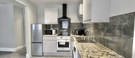 冰箱、微波炉、烤箱、炉灶