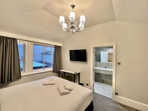 Bureau, fer et planche Ă repasser, lit parapluie, Wi-Fi gratuit