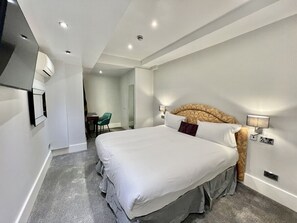 3 chambres, bureau, fer et planche à repasser, lit parapluie