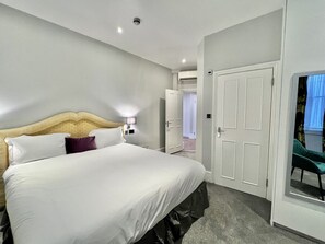 3 bedrooms, desk, iron/ironing board, travel cot