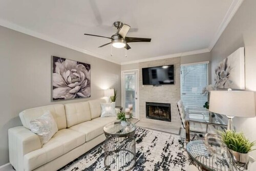 I32 - Apt|Patio|11mi to Convention Ctr|Sleeps 2