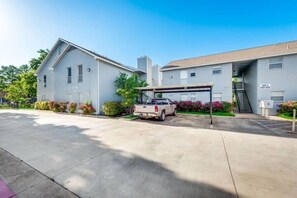 A building with a parking area and a truck parked in front. - I32 - Apt|Patio|11mi to Convention Ctr|Sleeps 2 (Irving)