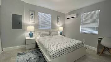 1 slaapkamer, een bureau, een strijkplank/strijkijzer, reisbedje