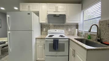 Een koelkast, een magnetron, een oven, een kookplaat