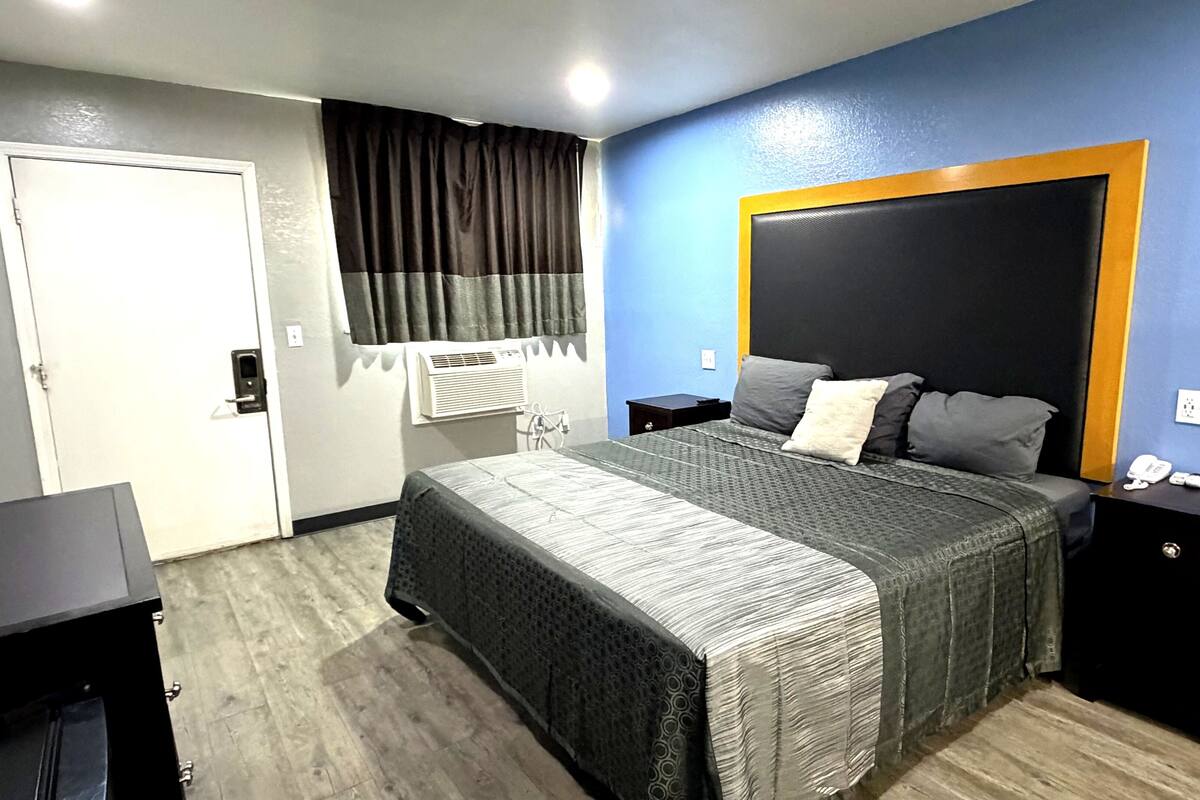 Kamar Single Basic, 1 Tempat Tidur King | Ruang kerja ramah laptop, tirai kedap cahaya, dan kedap suara