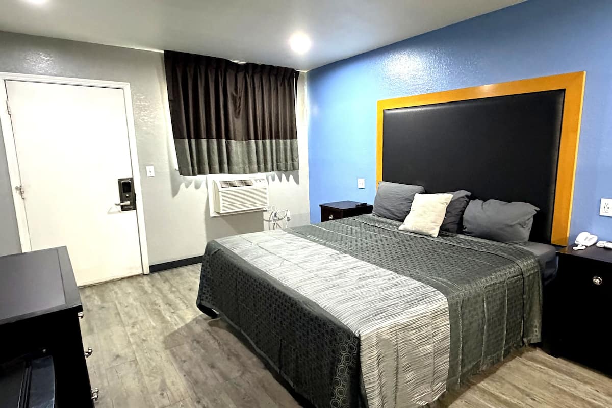 Basic Single Room, 1 King Bed | Laptop workspace, blackout drapes, soundproofing, iron/ironing board