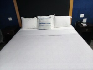 Basic-Dreibettzimmer, 1 King-Bett und Schlafsofa, Nichtraucher | Laptopgeeigneter Arbeitsplatz, Verdunkelungsvorhänge