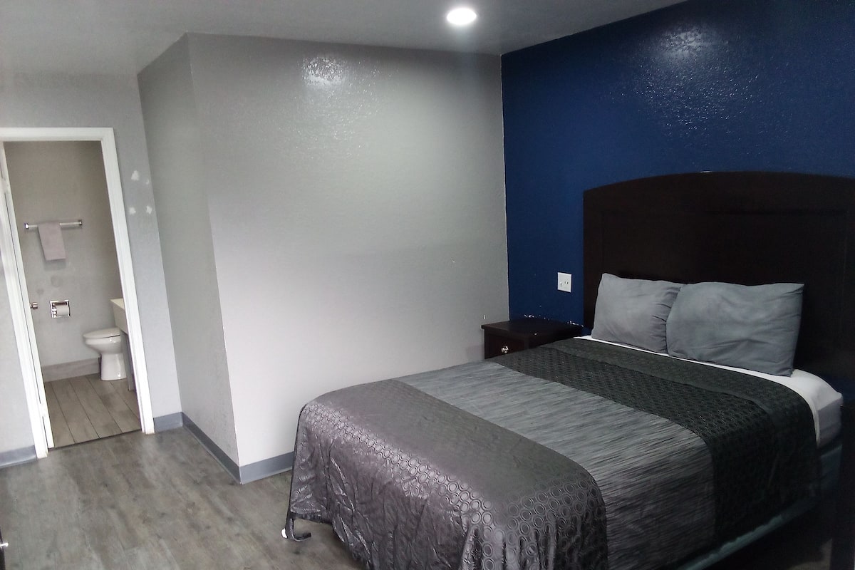 Kamar Twin Basic | Ruang kerja ramah laptop, tirai kedap cahaya, dan kedap suara
