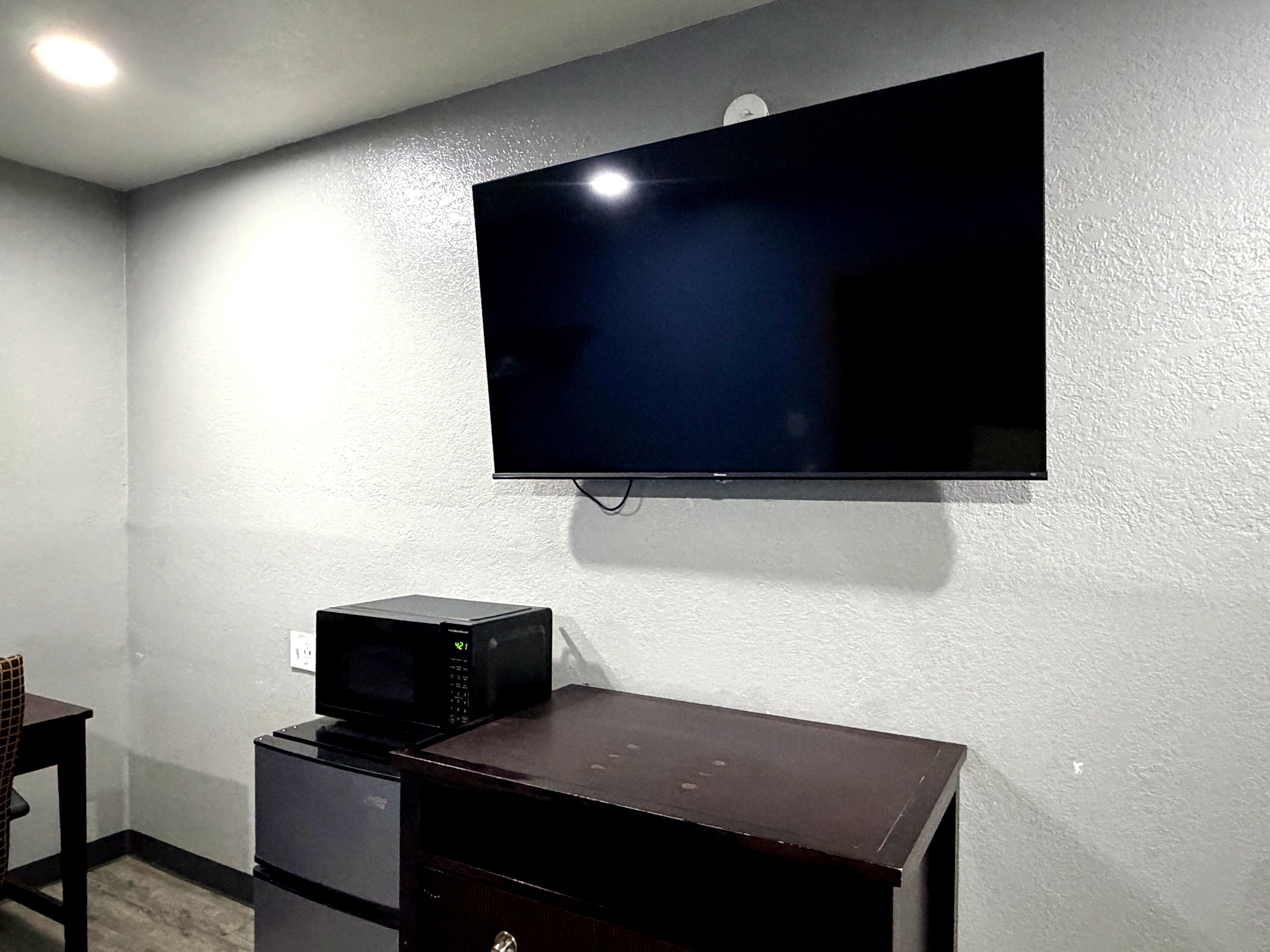 Basic Single Room, 1 King Bed | Laptop workspace, blackout drapes, soundproofing, iron/ironing board