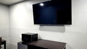 Basic Single Room, 1 King Bed | Laptop workspace, blackout drapes, soundproofing, iron/ironing board