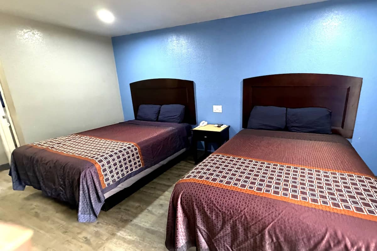 Kamar Single Basic, 2 Tempat Tidur Queen | Ruang kerja ramah laptop, tirai kedap cahaya, dan kedap suara