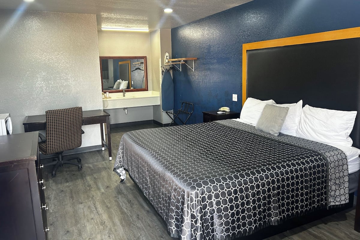 Espacio para trabajar con laptop y cortinas blackout