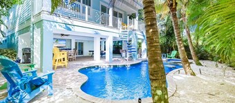 Bermuda Bay: 1.5 Blocks to Beach! Pool Spa, Rooftop Deck