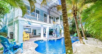 Bermuda Bay: 1.5 Blocks to Beach! Pool Spa, Rooftop Deck