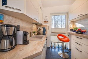 Fridge, oven, stovetop, dishwasher