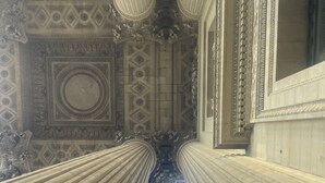 A view of tall, classical columns leading to a grand entrance with detailed ceiling and wall decorations. - Beautiful place with a beautiful barn and a beautiful garden (Verrières)