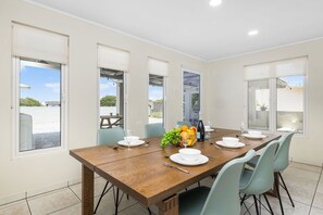 Dining - Lovely 3BR2BA w/ WiFi, Parking in Central Location (Noord)