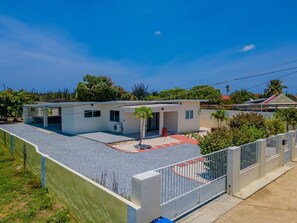 Exterior - Lovely 3BR2BA w/ WiFi, Parking in Central Location (Noord)