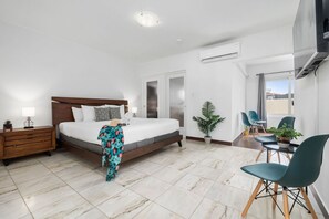 6 bedrooms, iron/ironing board, WiFi, bed sheets