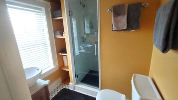 Secador de pelo, toallas, jabón, shampoo