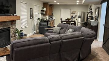 智能電視、壁爐、電子遊戲、乒乓球設施