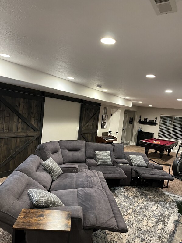 Smart TV, chimenea, videojuegos, mesa de ping pong