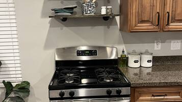 雪櫃、微波爐、焗爐、爐具