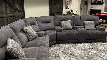 智能電視、壁爐、電子遊戲、乒乓球設施