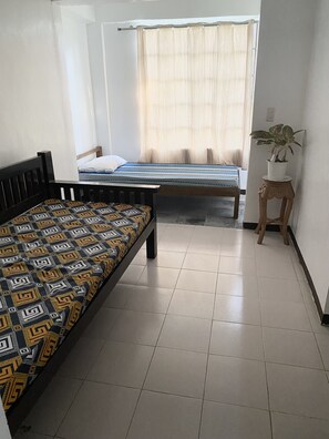 3 habitaciones, tabla de planchar con plancha, wifi y ropa de cama 