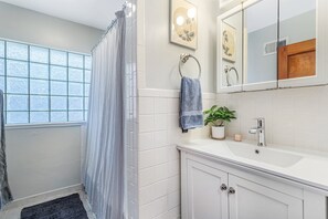 Hårføner, håndklær, såpe og toalettpapir