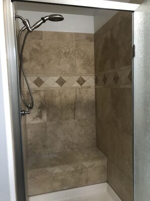 Dusche, Haartrockner, Handtücher, Seife