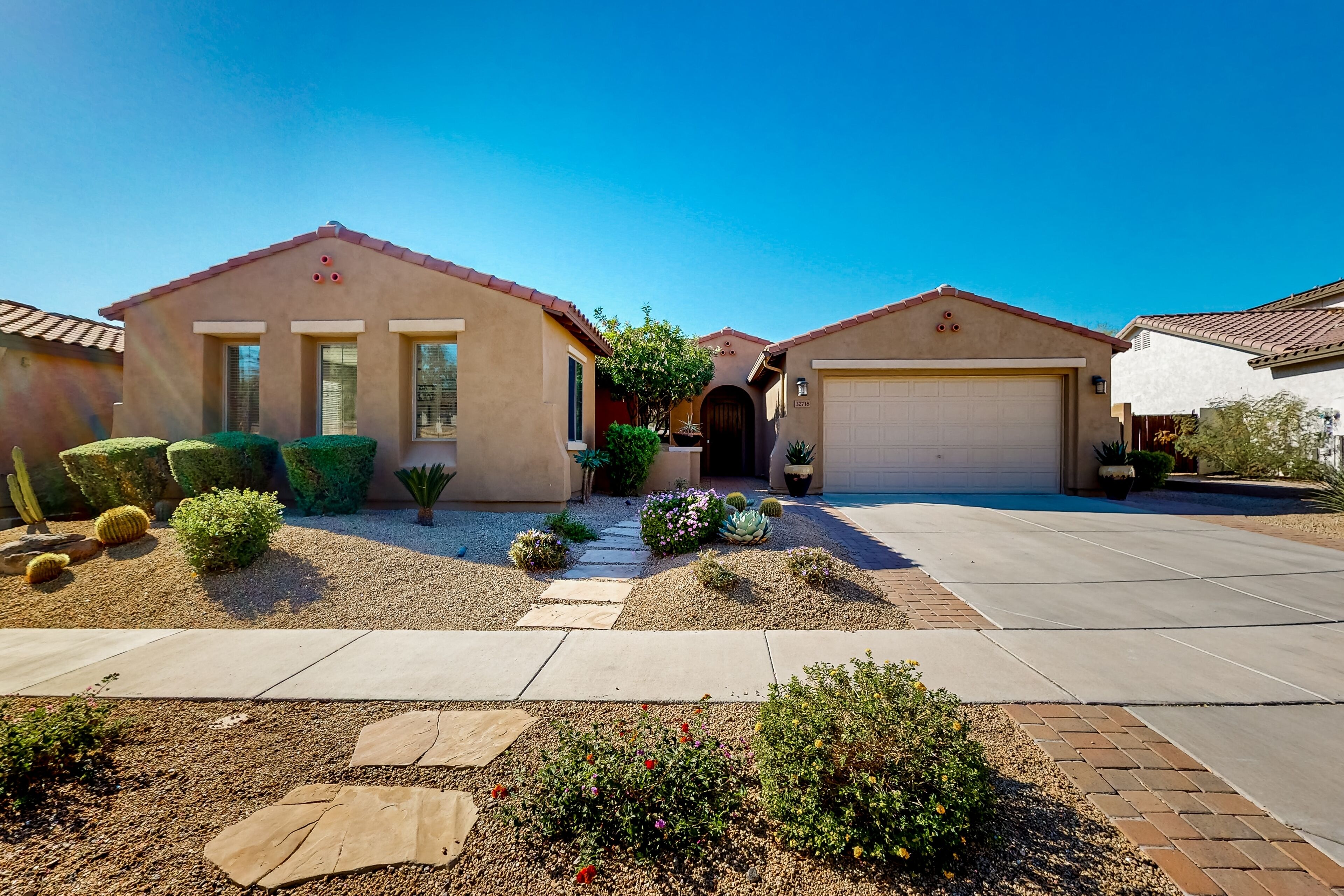 Spacious home with private heated pool, pool spa, grill, pool table, backyard