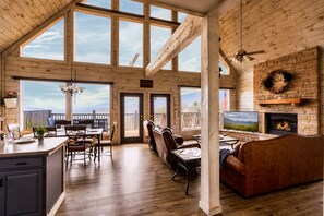 Smart TV, fireplace, video games, books - Panoramic View l King Suites l Pools l Bunkbeds l 3 mi to Gatlinburg l Game Room (Gatlinburg)