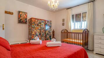 2 bedrooms, travel crib, free WiFi