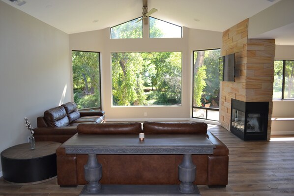 Living area - AZ Wine Country Retreat on Oak Creek (Cornville)