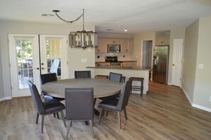 Dining - AZ Wine Country Retreat on Oak Creek (Cornville)