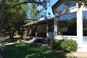 Terrace/patio - AZ Wine Country Retreat on Oak Creek (Cornville)