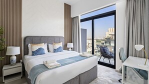 Et moderne hotelværelse med en stor seng, et skrivebord og udsigt over byen.