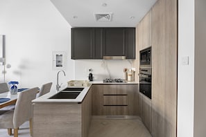 Geladeira, micro-ondas, fogão, cooktop