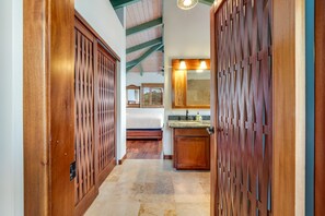 4 bedrooms, iron/ironing board, internet, bed sheets