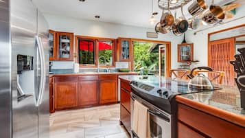 Een koelkast, een magnetron, een oven, een kookplaat