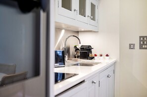Frigorífico, microondas, horno y placa de cocina