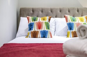 1 quarto, ferros/tábuas de passar roupa, berço de viagem
