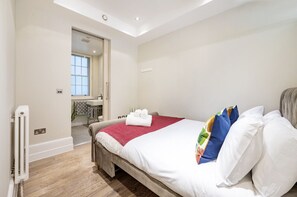 1 habitación, tabla de planchar con plancha y cuna de viaje 