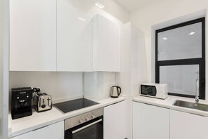 Geladeira, micro-ondas, fogão, cooktop